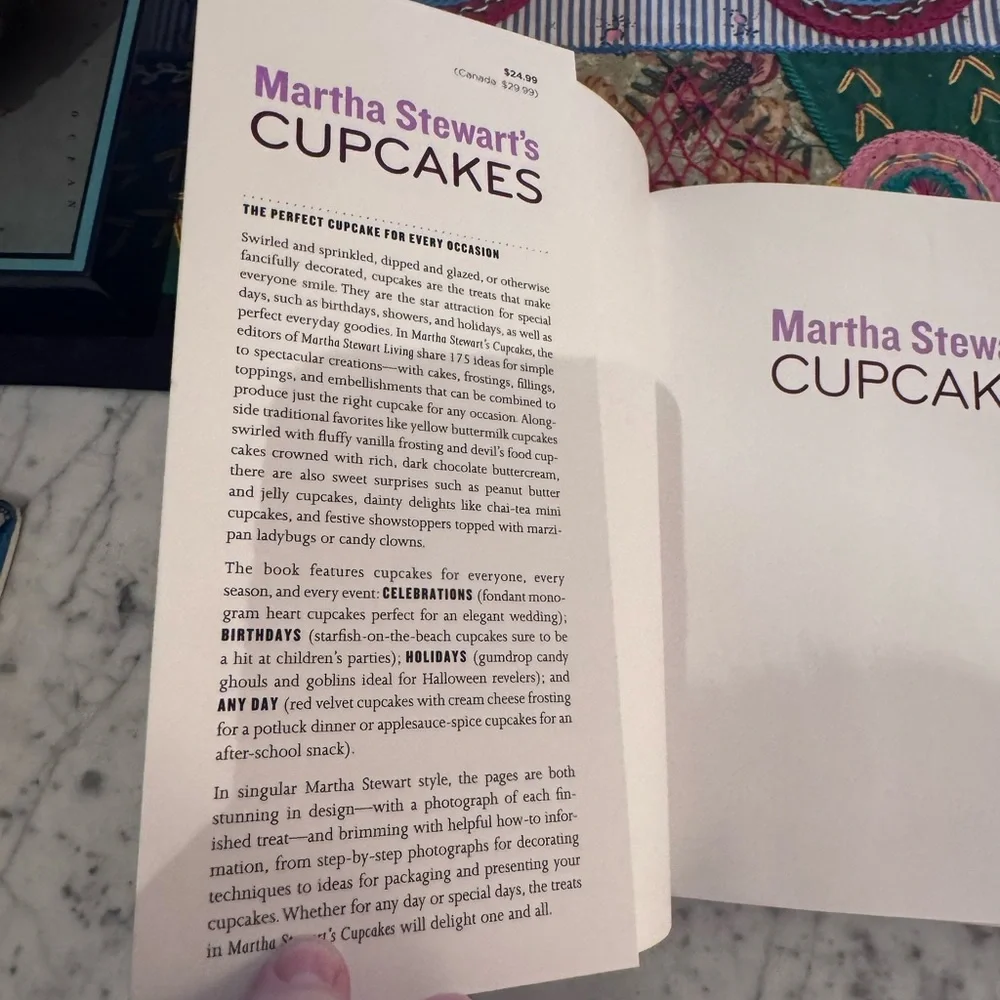 Martha Stewart cupcakes cookbook like new